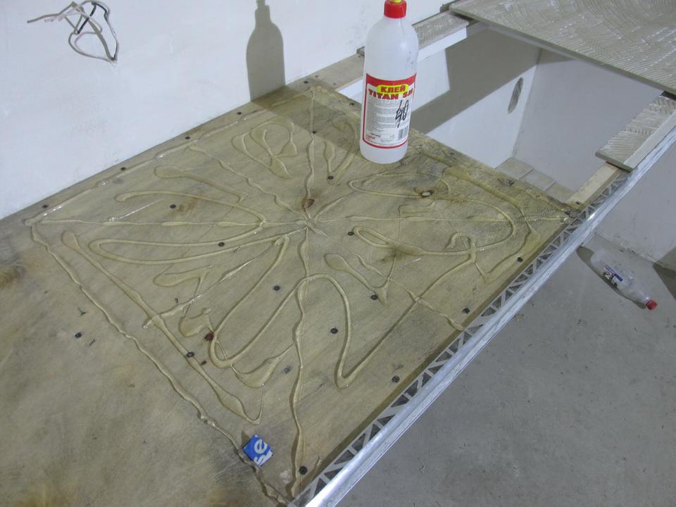 Кухонный рабочий стол на металлокаркасе, облицованный керамогранитной плиткой