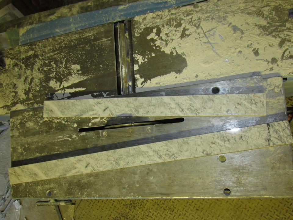 Кухонный рабочий стол на металлокаркасе, облицованный керамогранитной плиткой