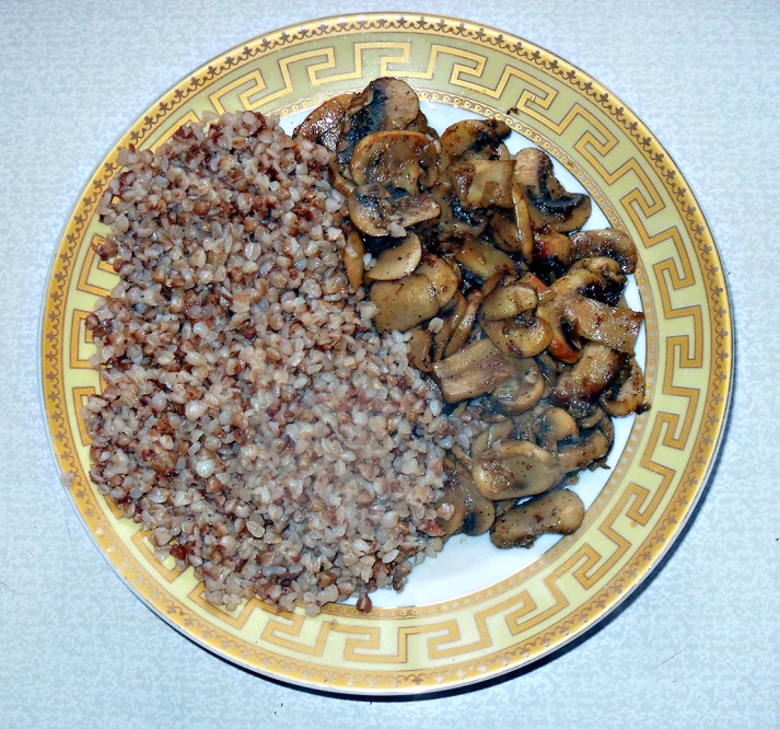 Куриное филе, фаршированное гречкой с грибами в сливочно-грибном соусе