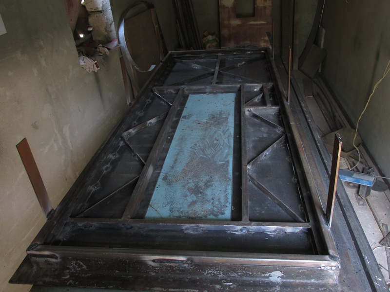 Металлическая дверь с окном и декором в технике холодной ковки