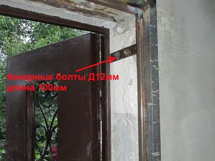 Металлическая дверь с окном и декором в технике холодной ковки