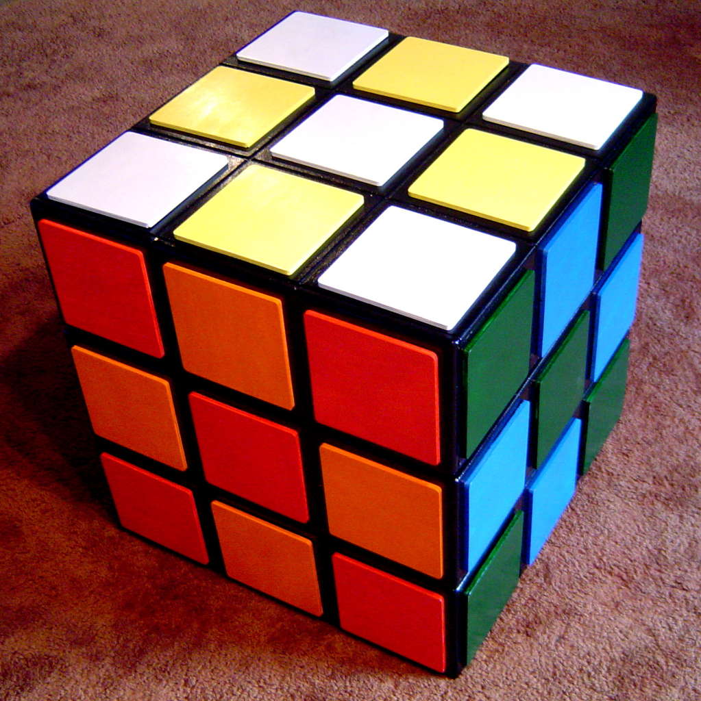 Комод в виде кубика Рубика