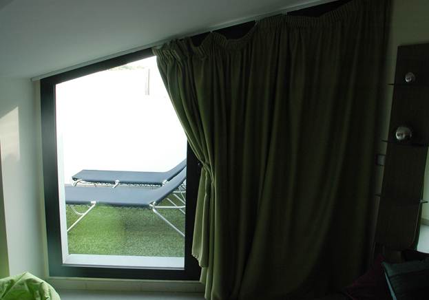 Фото-секреты оформления мансардных окон: рулонные шторы, жалюзи
 и плиссе