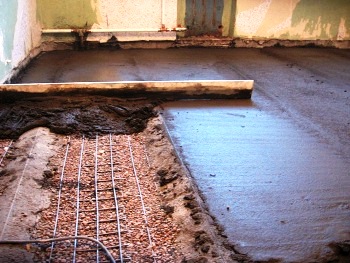 Стяжка пола
 своими руками в
 бане — бетонная и сухая