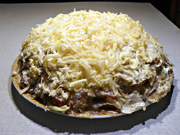 Пошаговый фото-рецепт приготовления блинного торта с курицей, грибами и сыром